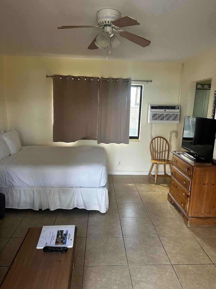 Emerald Seas Deerfield Beach Club photo 5
