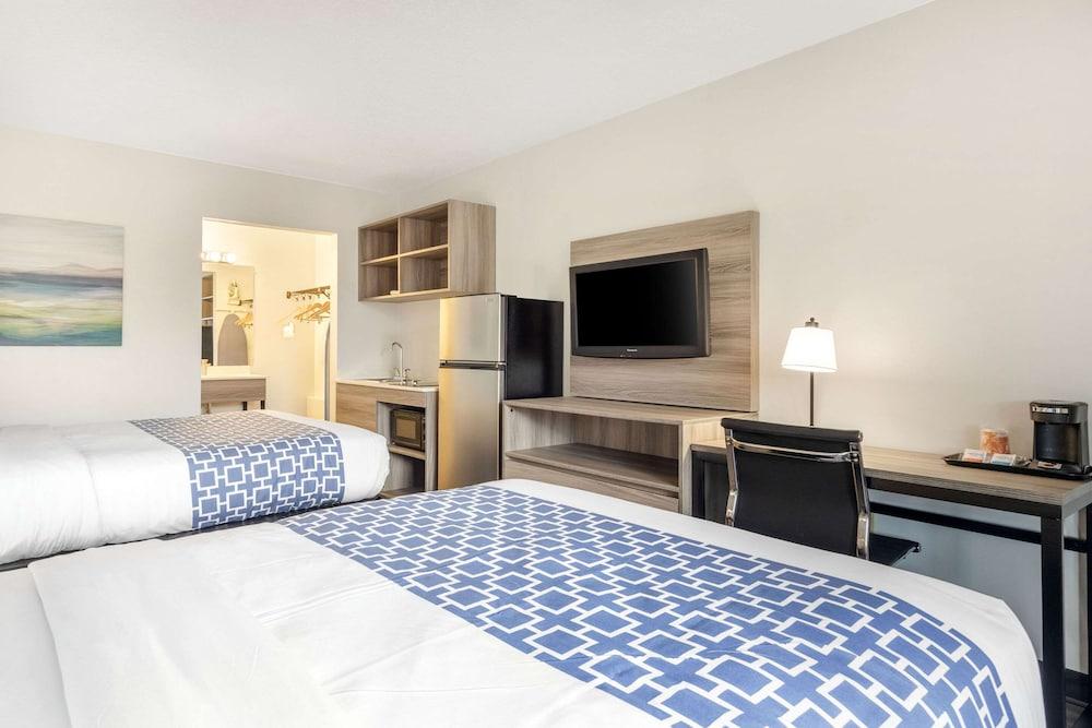 Suburban Studios Tysons Corner photo 10
