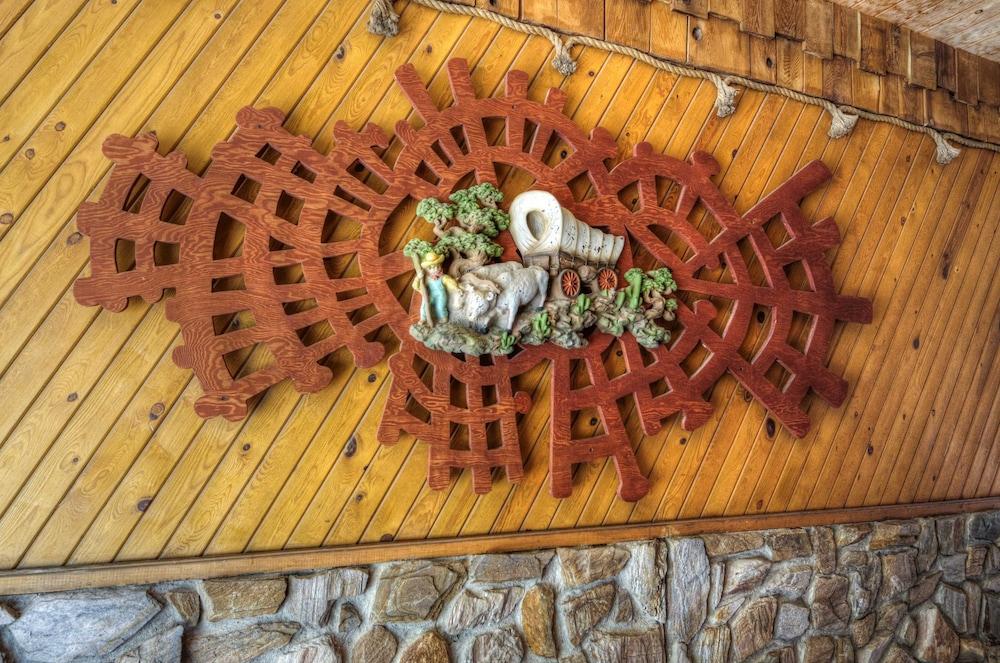 Cedar Wood Inn photo 6