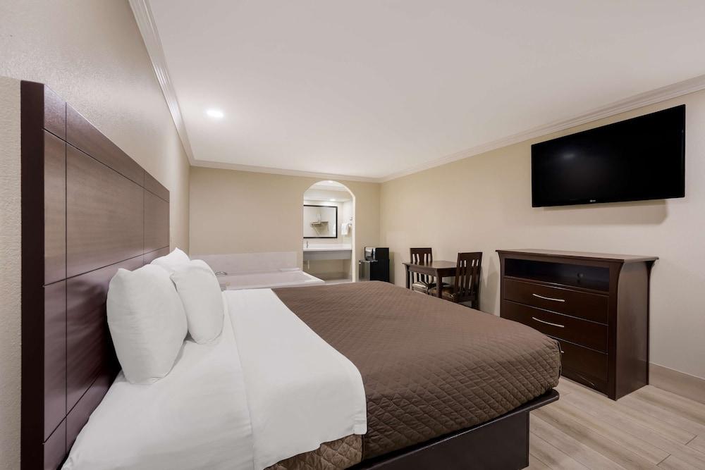 Americas Best Value Inn Houston Heights at I-45 photo 26