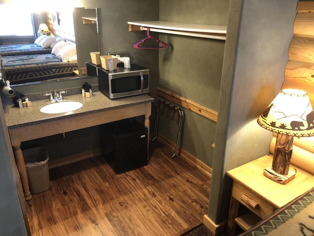 The Historic Madison Hotel Motel photo 75