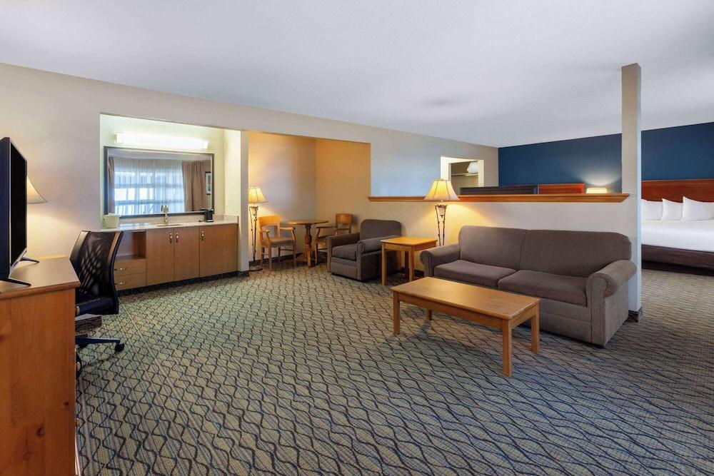Baymont by Wyndham St. Ignace Lakefront photo 19
