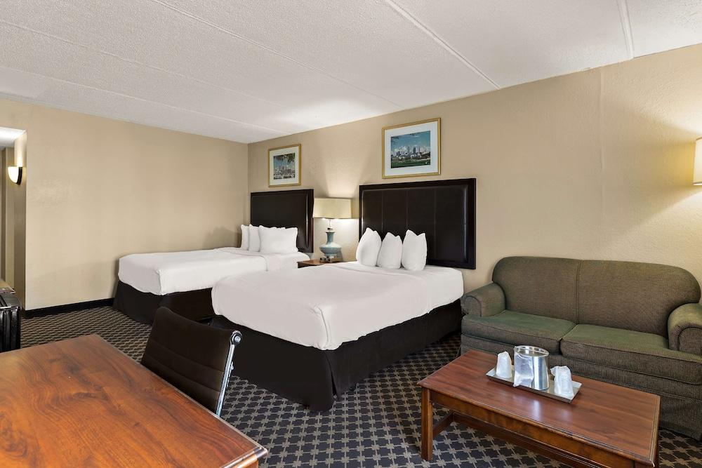 Hotel RL Cleveland Airport West photo 4
