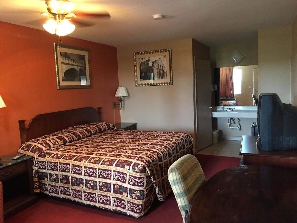 Deluxe Inn Airport photo 7