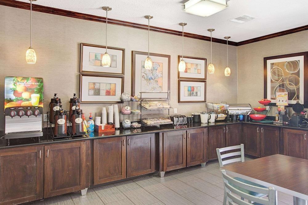 Ramada by Wyndham Houston Intercontinental Airport South photo 22
