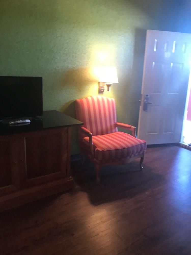 Day N Night Inn photo 9