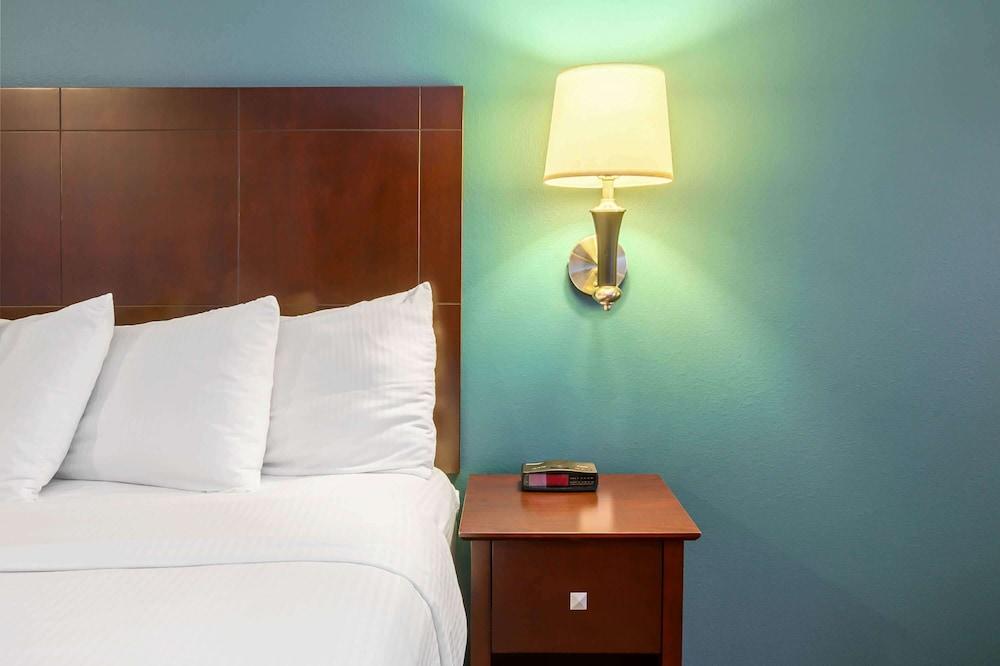 La Quinta Inn & Suites by Wyndham Longview North photo 8