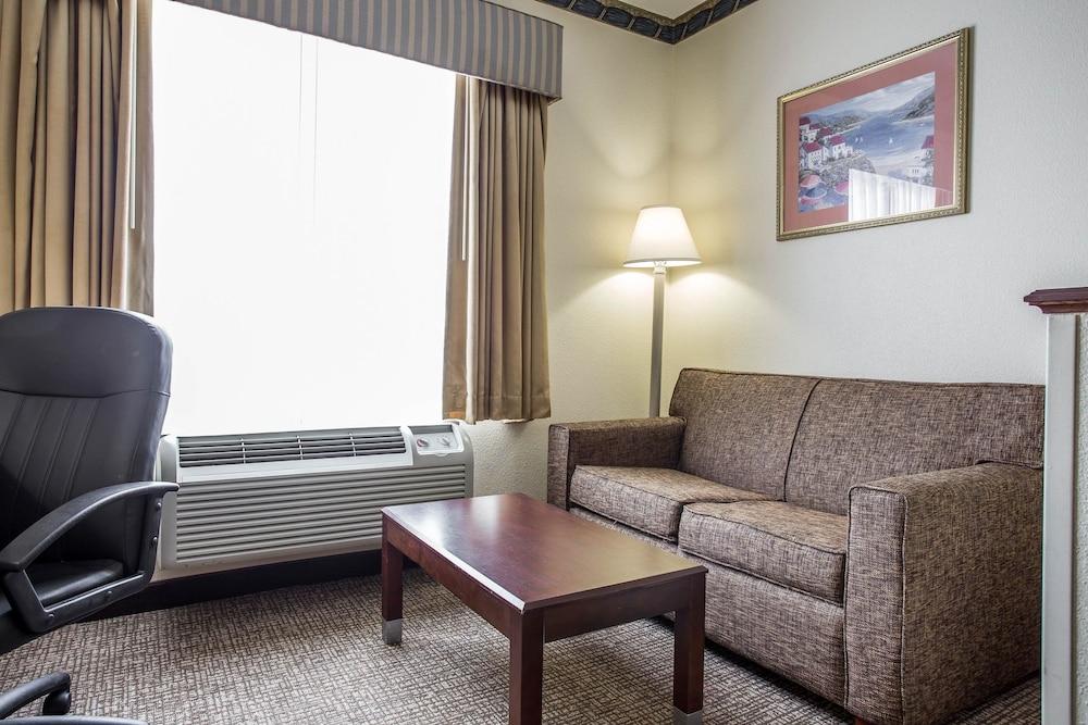 Comfort Inn & Suites Ft. Jackson Maingate photo 17