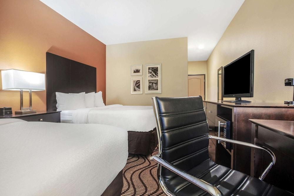 La Quinta Inn & Suites by Wyndham Beeville photo 12