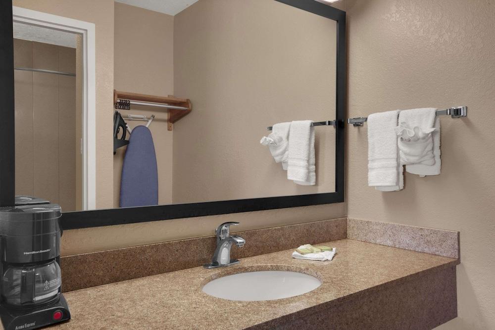 Super 8 by Wyndham Fort Myers photo 3