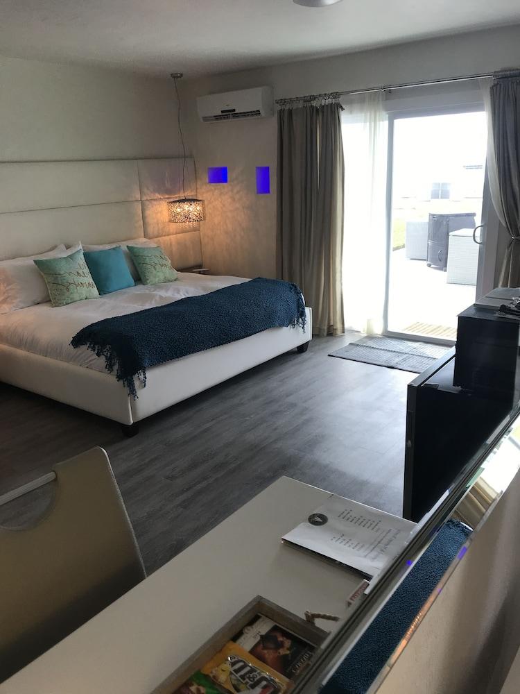 The Salty Mermaid Oceanfront Hotel photo 25
