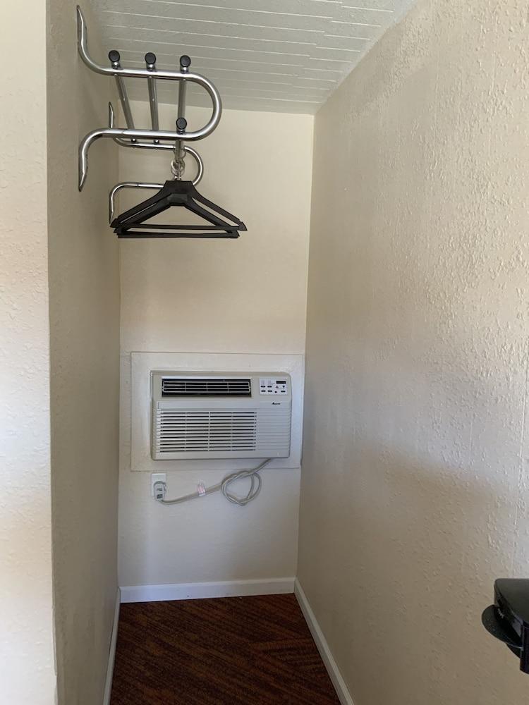Frontier Motel photo 16