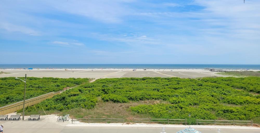 Water's Edge Ocean Resort photo 42