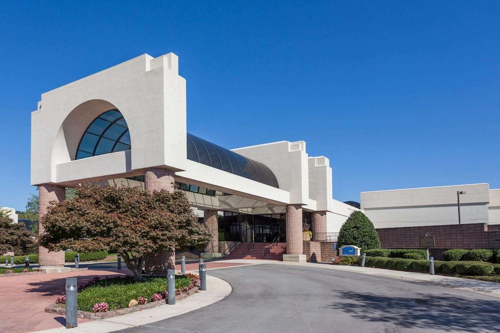 Super 8 by Wyndham Dalton/Convention Center Area photo 8
