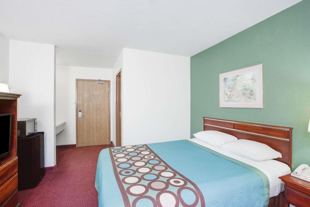 Super 8 by Wyndham Kennett photo 8