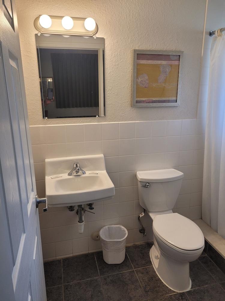 Queens Lodge Motel photo 24