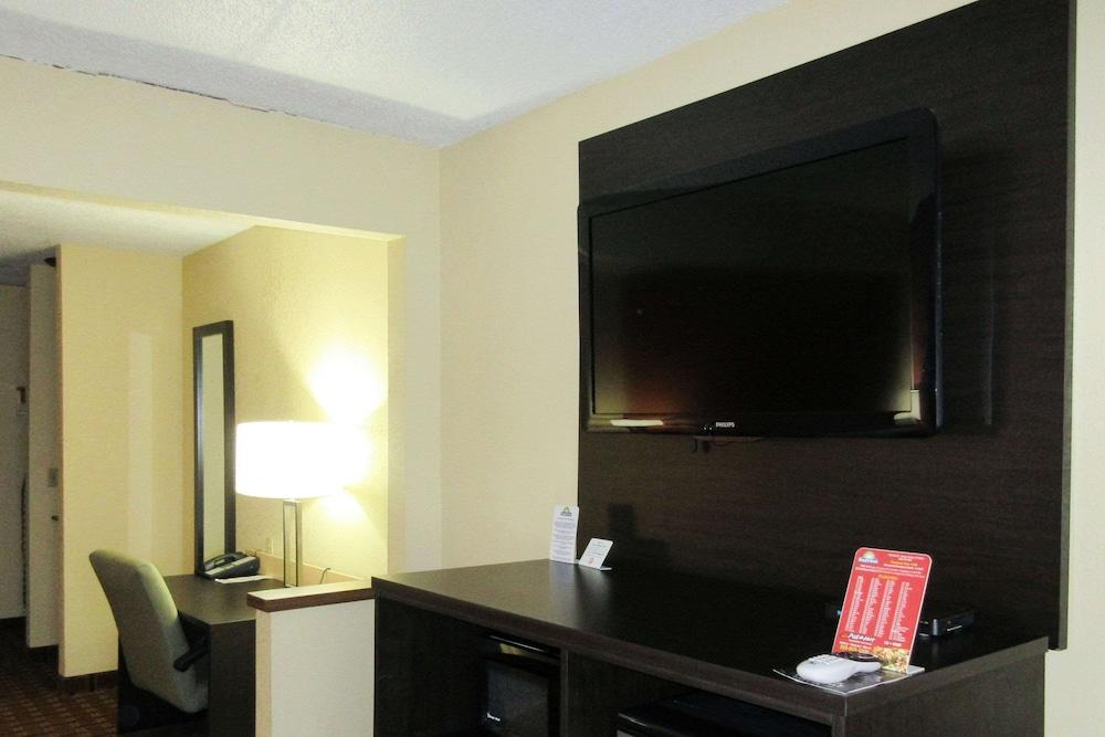 Quality Inn & Suites Benton Harbor - St. Joseph photo 17