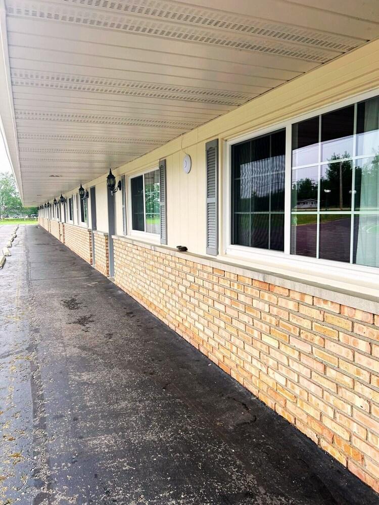 Budget Host Inn Manistique photo 9