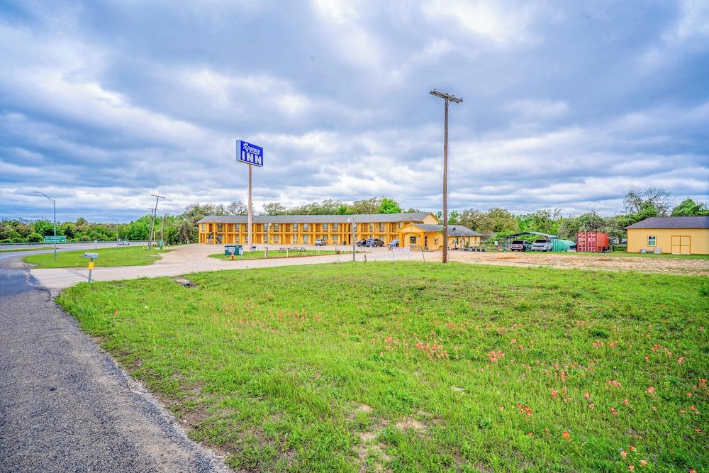Regency Inn By OYO Rockdale TX photo 8