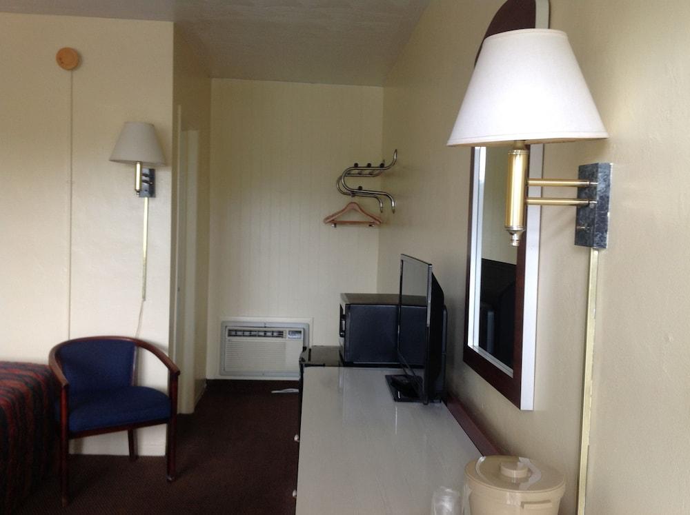 Economy Inn photo 16