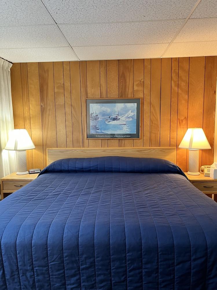The Shoreline Inn photo 7