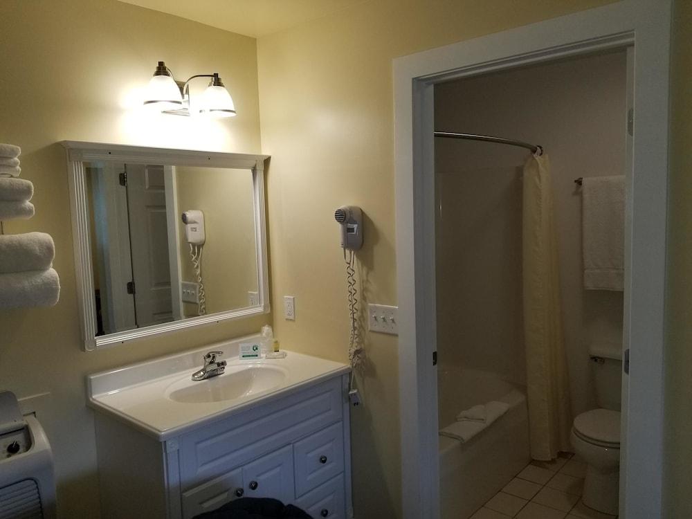 Captain's Quarters Motel photo 21