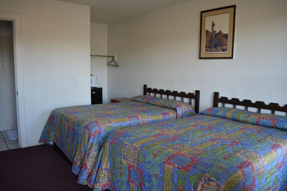Delux Inn Big Spring photo 11