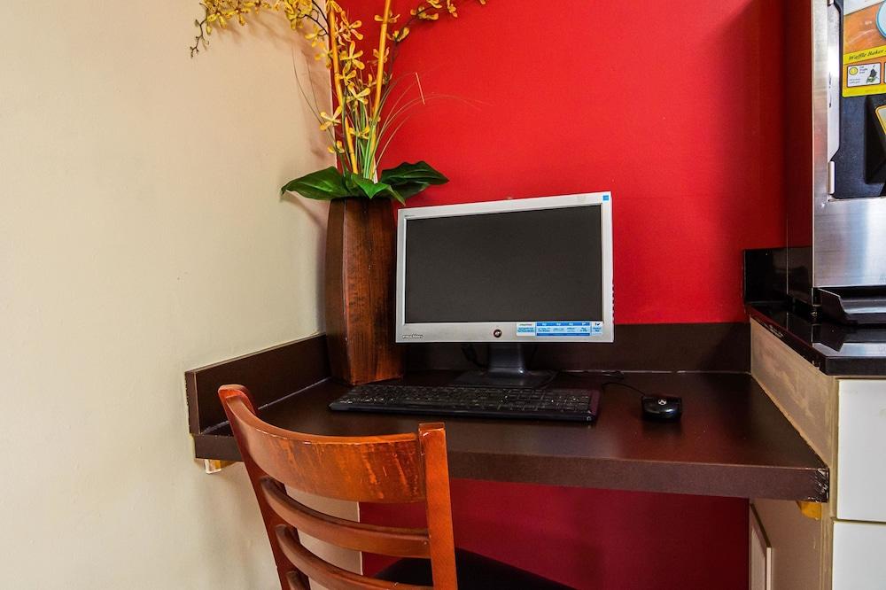 Econo Lodge Research Triangle Park photo 26
