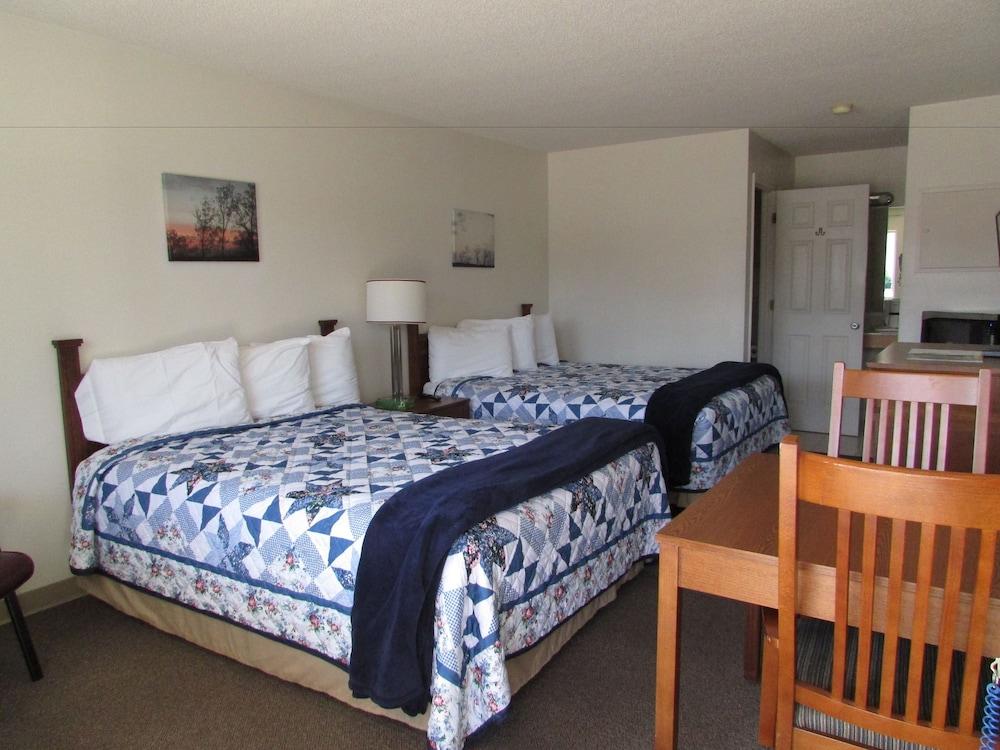 Douglas Inn & Suites photo 39