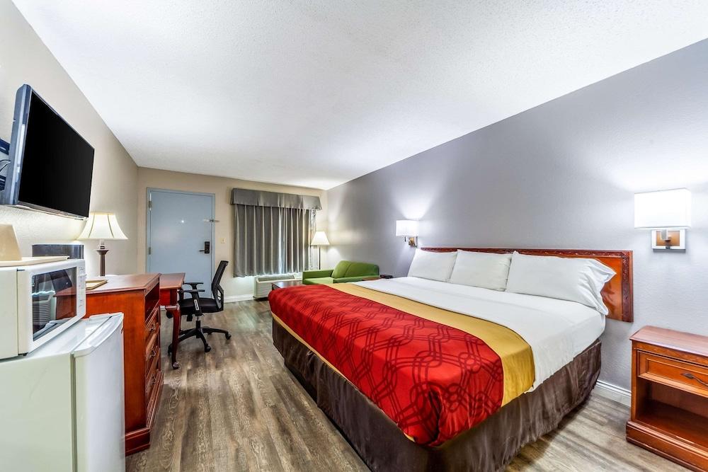 Econo Lodge Lincoln photo 36