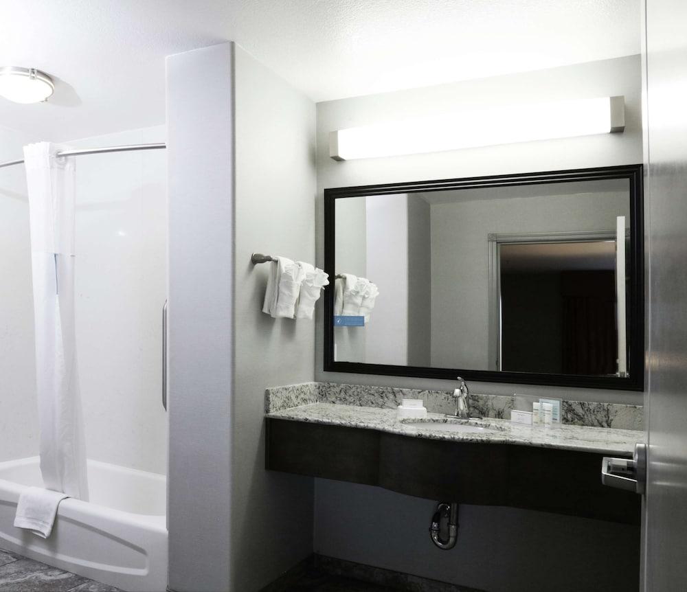 Hampton Inn & Suites Temecula photo 22