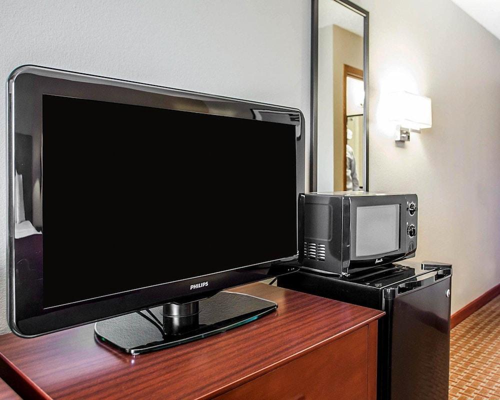 Quality Inn & Suites Davenport near I-80 photo 15