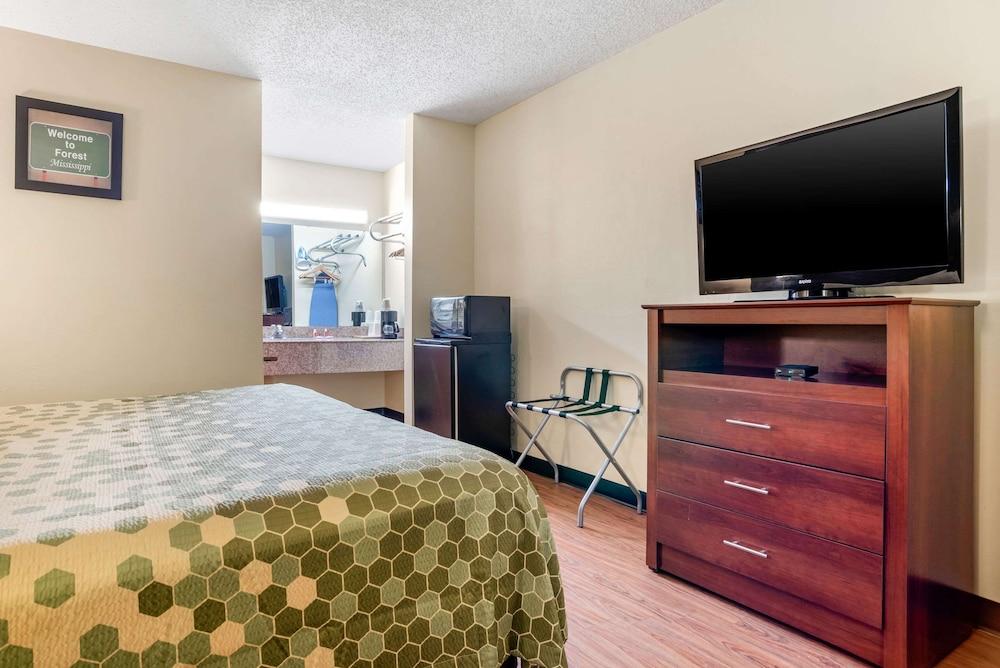 Econo Lodge Inn & Suites Forest photo 14
