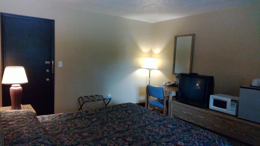 Colonial Inn Motel photo 5
