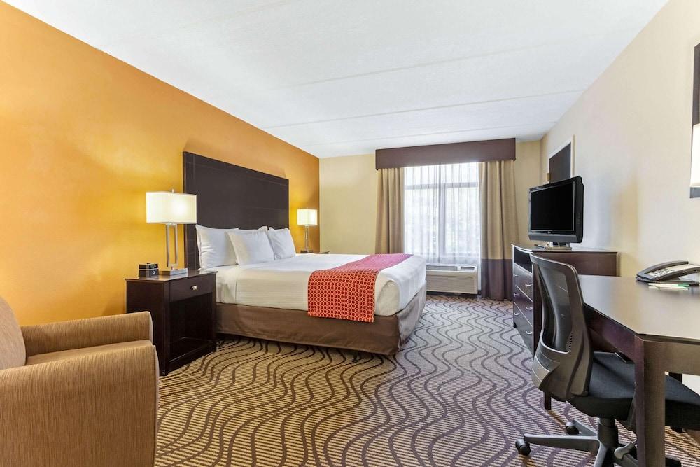 La Quinta Inn & Suites by Wyndham Tampa North I-75 photo 26