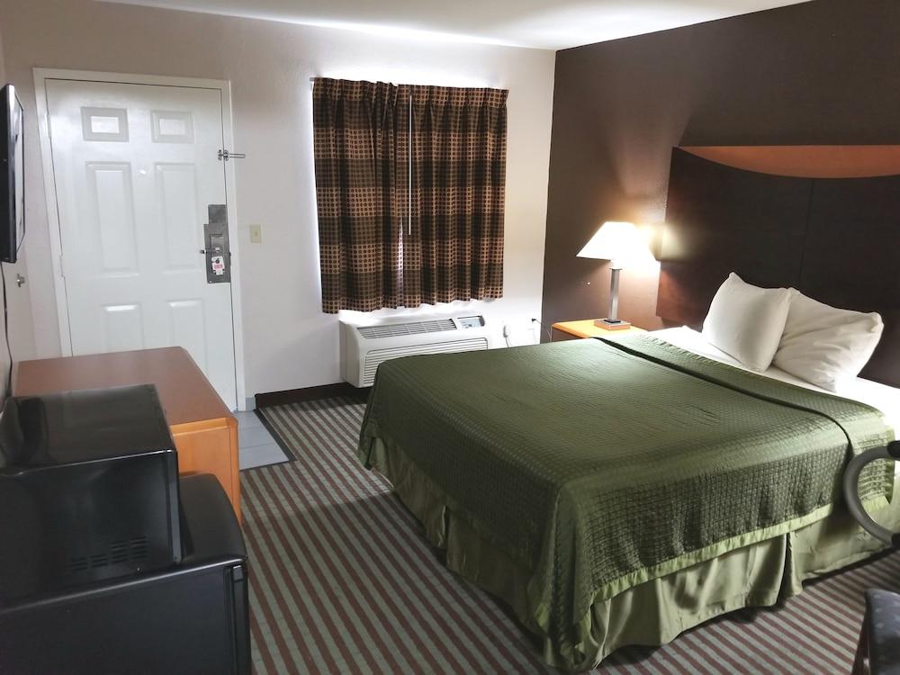 Cypress Inn photo 13
