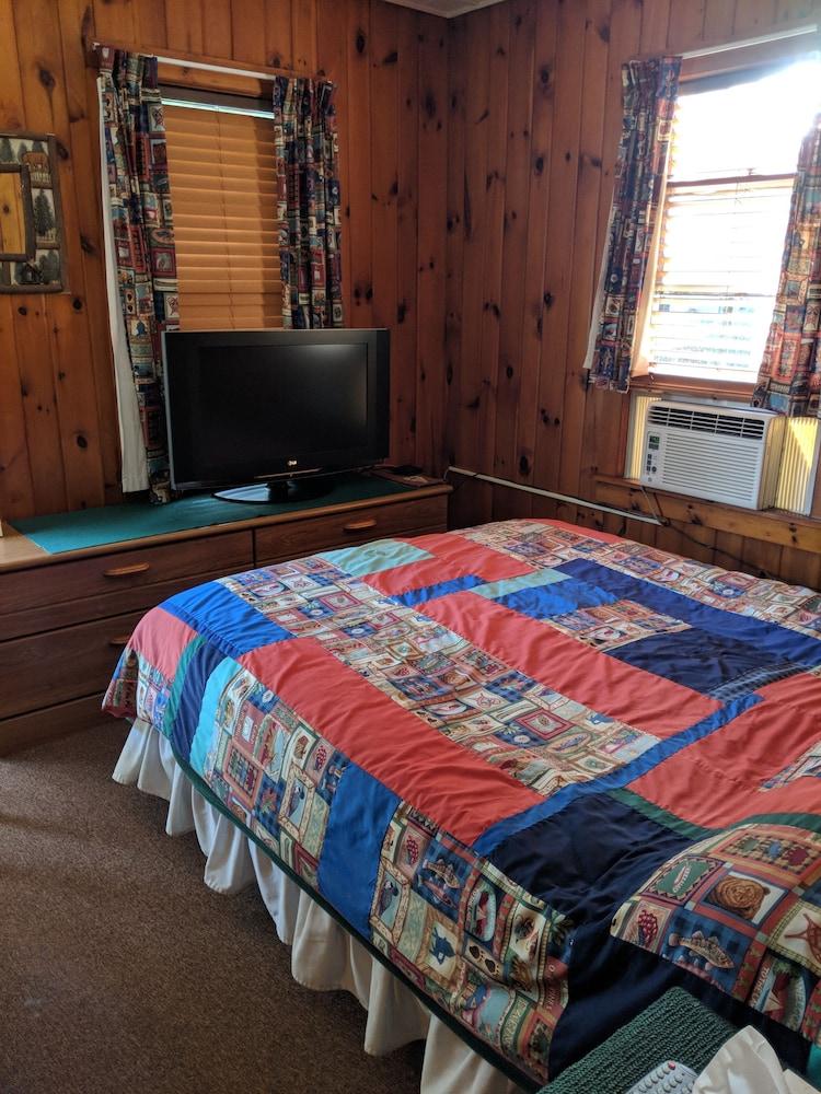 Pine Tree Motel & Cabins photo 6