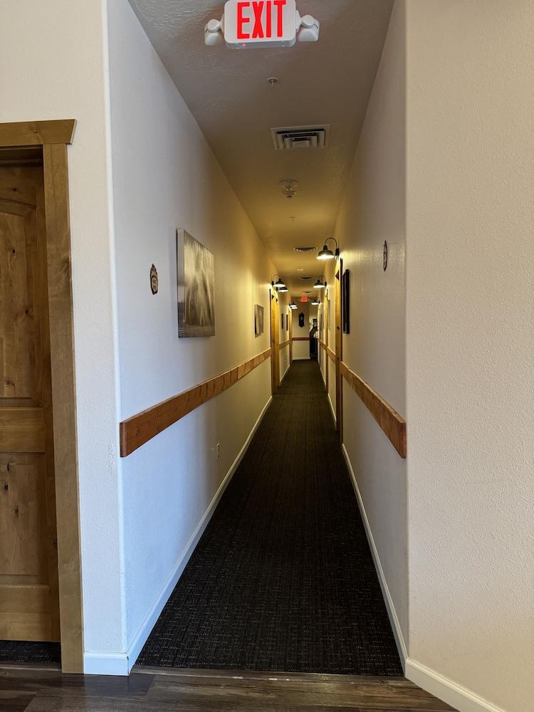 Grizzly Lodge Motel photo 29