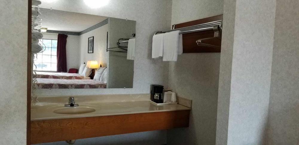 Americas Inn photo 78