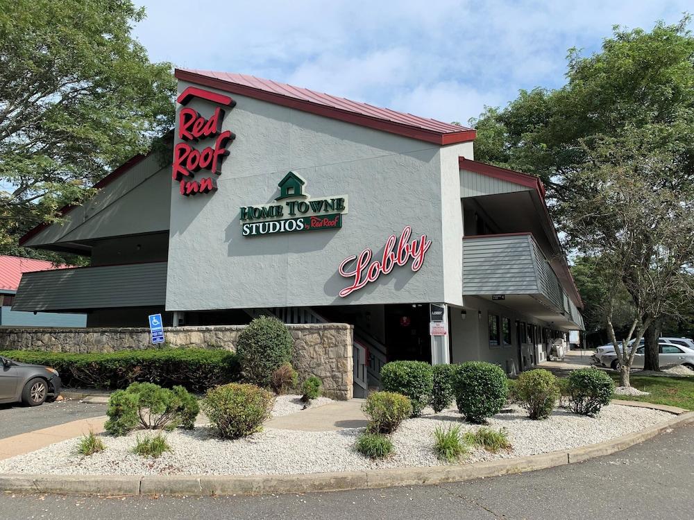 HomeTowne Studios By Red Roof Mystic - New London — hotel in New London