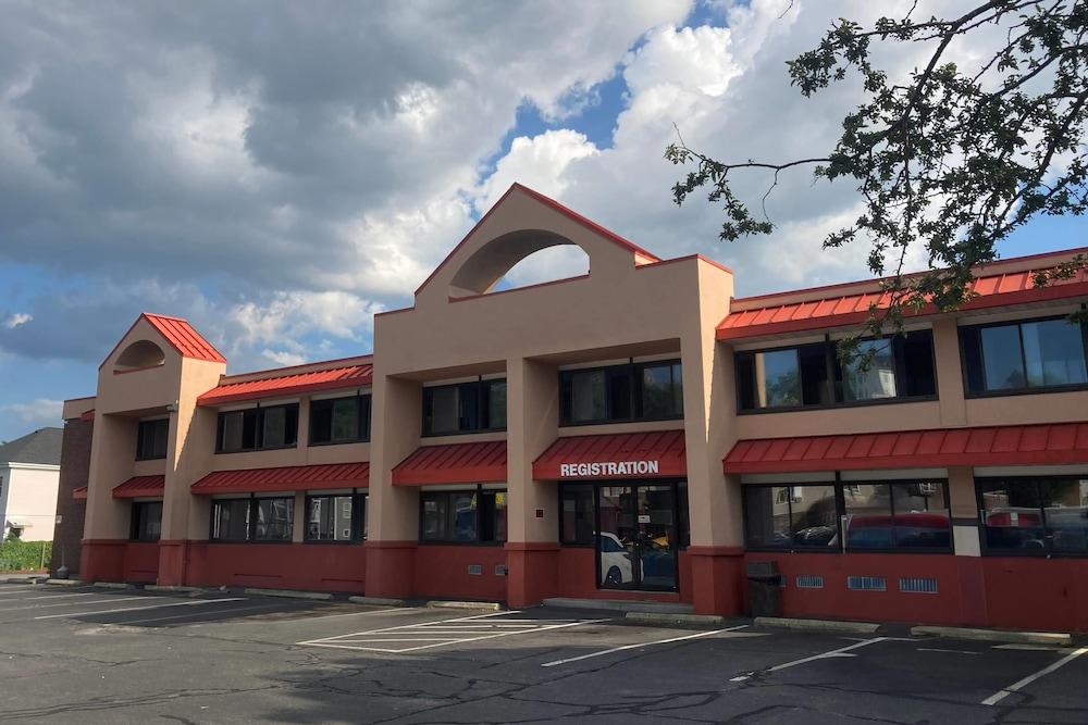 Howard Johnson by Wyndham Malden Boston Area photo 1