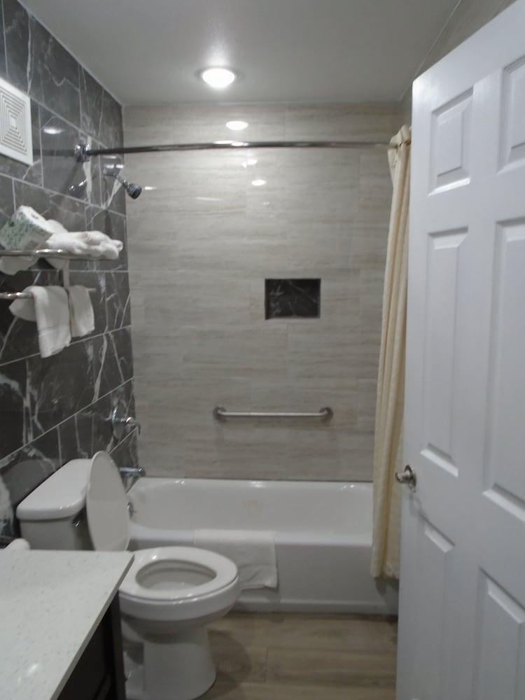 Town House Motel photo 25