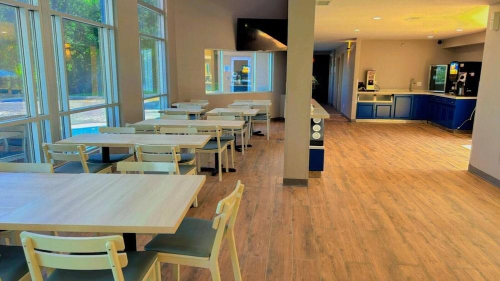 The Inn & Suites Omaha near ZOO photo 8