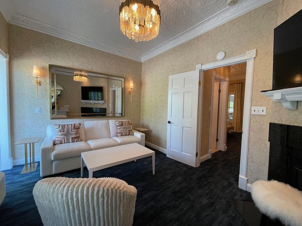 Chateau Inn and Suites photo 38
