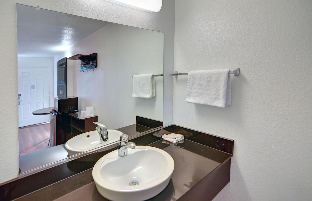Motel 6 Denton, TX - UNT photo 34