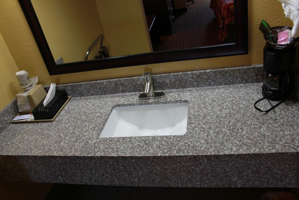 Super 8 by Wyndham Madison/Ridgeland Area photo 21