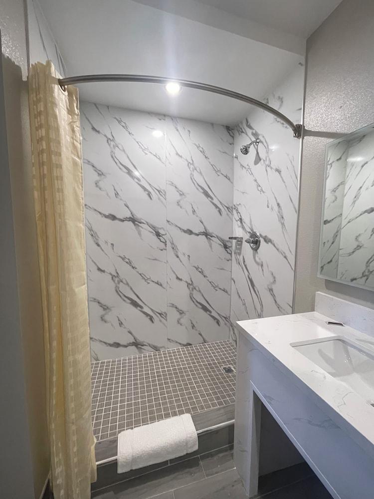 Stadium Inn & Spas photo 11