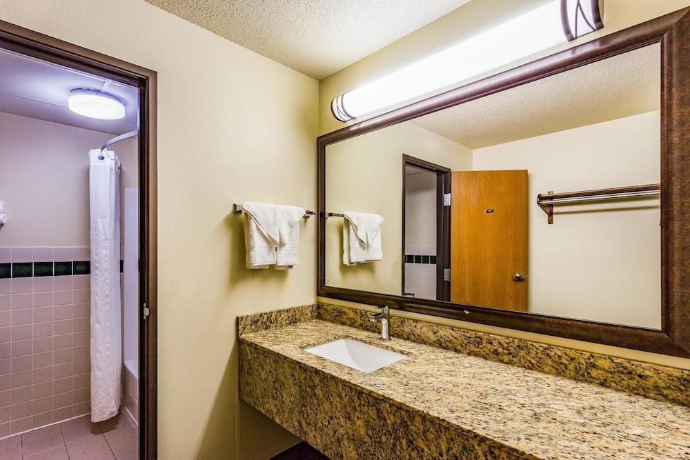 AmericInn by Wyndham Hampton photo 19