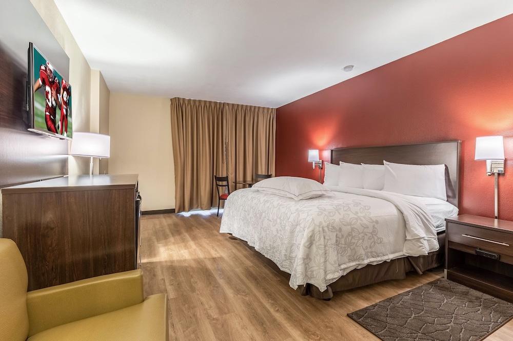 Red Roof Inn PLUS+ & Suites Houston - IAH Airport SW photo 16
