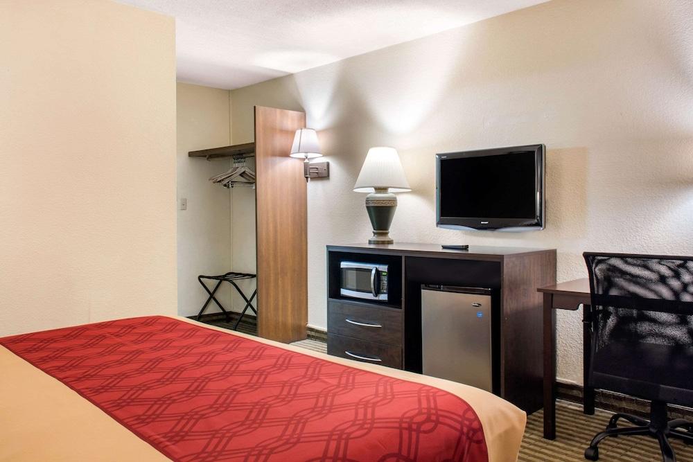 Econo Lodge Inn And Suites photo 6